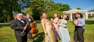 Foto der Musiker mit Instrumenten