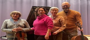 Vier Musiker mit Instrumenten