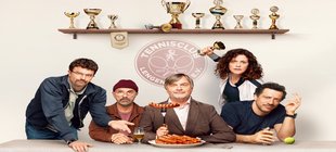 Fünf Personen sitzen vor einem Teller mit Wurst