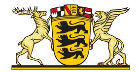 Wappen des Landes Baden-Württemberg mit drei schwarzen Löwen auf goldenem Schild, darüber ein kleines Wappenschild; gehalten von einem Hirsch links und einem Greif rechts auf goldenem Grund.