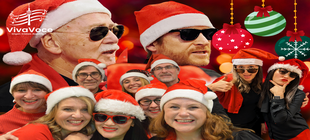 Eine Collage mit lachenden und singenden Chormitgliedern, welche eine Weihnachtsmützen tragen.