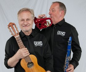 Zwei Musiker mit Gitarre, Klarinette und Mini-Trompete