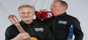 Zwei Musiker mit Gitarre, Klarinette und Mini-Trompete