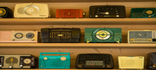 Regalwand mit Radios im 60er Jahre Stil