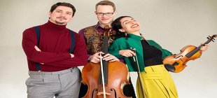 das Trio lachend und frontal
