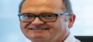 Dr. Ueker Porträt