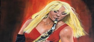 Saxofonistin im roten Klied
