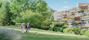 Paar spaziert im Park des Augustinum Essen