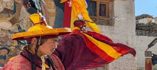 Buddhistischer Mönch in einer Prozession