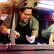 Vier Personen in einem foodtruck