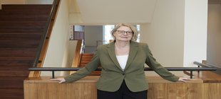 Dr. Gabriele Himmelmann vor Geländer