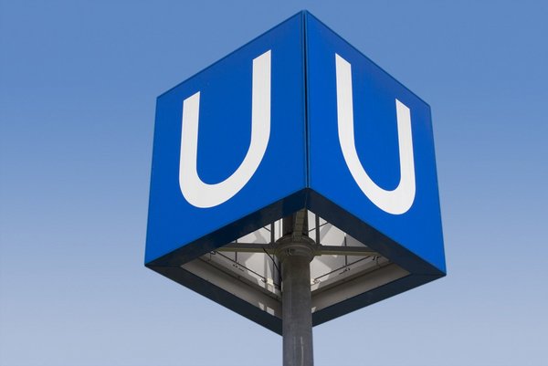 Blaues U-Bahn-Schild