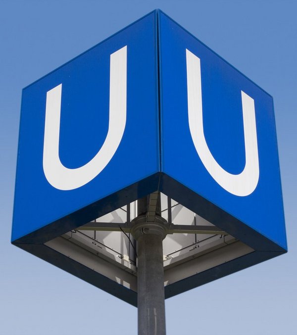 Blaues U-Bahn-Schild