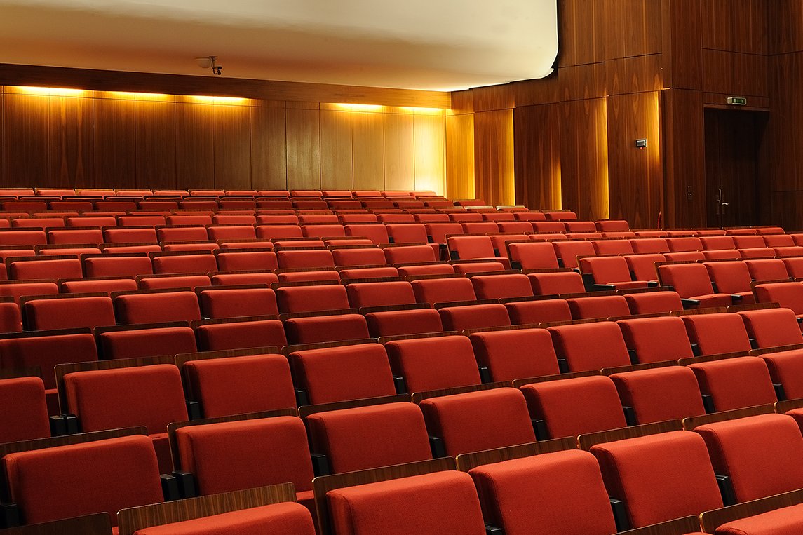 Leere Sitzreihen im Theatersaal