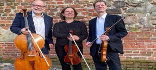 drei Musiker mit Instrumenten