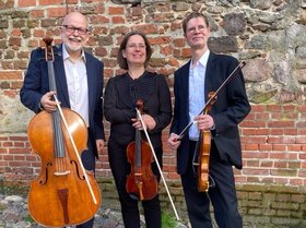 drei Musiker mit Instrumenten