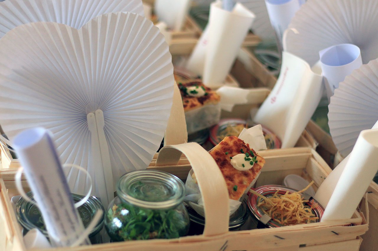 Bei Feiern und Festen zeigen Küche und Service, was sie können – hier zum Beispiel mit dem Lunchpaket für das jährliche Dîner en blanc. 