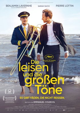 Der Dirigent läuft mit seinem Bruder barfuß am Strand