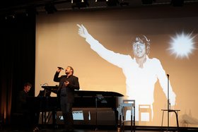 Sänger und Pianist der Udo Jürgens-Hommage im Augustinum Stuttgart-Sillenbuch