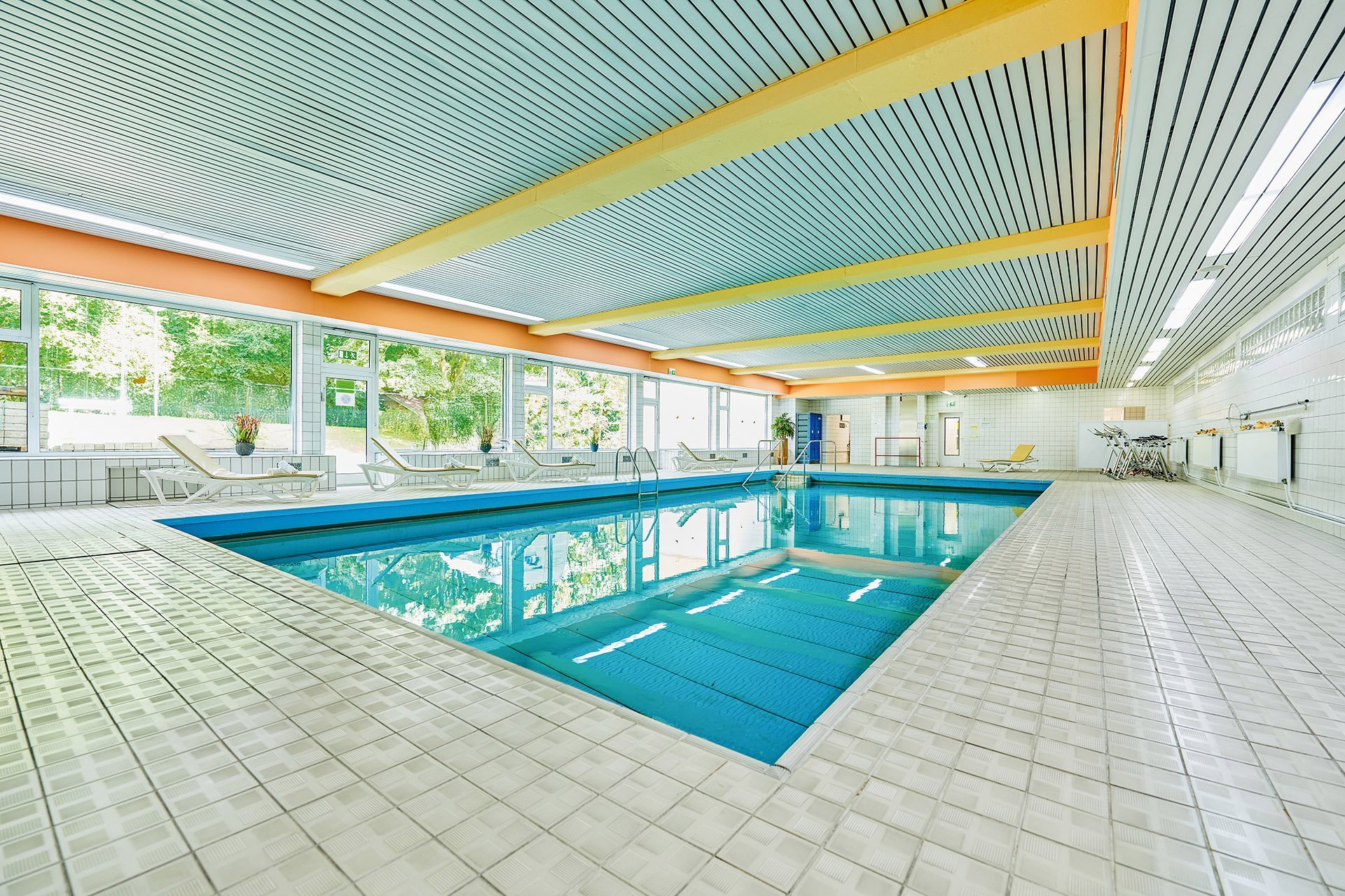 Ein Schwimmbad mit Liegen am Beckenrand