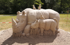 Nashorn, das aus Sand geformt wurde