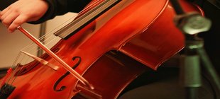 Ein Cello wird gespielt.