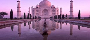 Indisches Gebäude spiegelt sich in Wasser