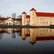 Schloss Rheinsberg spiegelt sich in einem See
