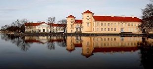 Schloss Rheinsberg spiegelt sich in einem See