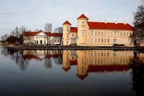 Schloss Rheinsberg spiegelt sich in einem See