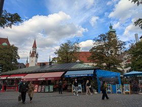 Marktstände und Passanten