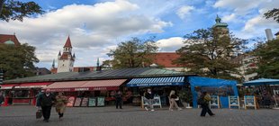 Marktstände und Passanten