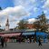 Marktstände und Passanten