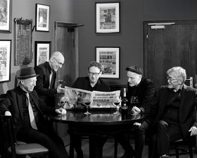 Herwarth Böhmer & Band sitzen an einem Tisch in einer italienischen Bar