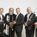 Forsche Pädagogen, feiner Swing Fünf Musiker einer Jazz- und Swingband stehen nebeneinander und präsentieren ihre Instrumente: Kontrabass, Keyboard, Trompete, Saxophon und Gitarre.