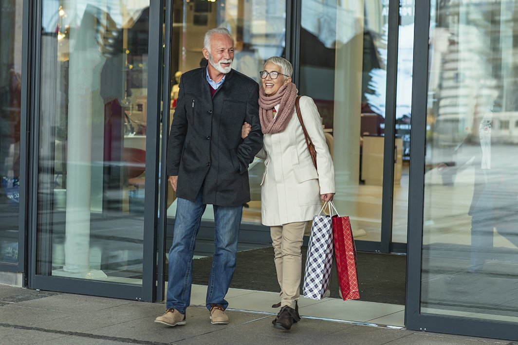 Seniorenpaar verlässt ein Einkaufszentrum