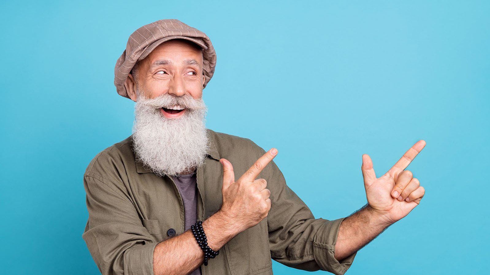 alter Mann mit weißem Bart macht eine coole Jugend-Geste