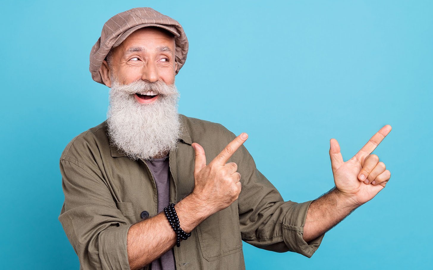 alter Mann mit weißem Bart macht eine coole Jugend-Geste