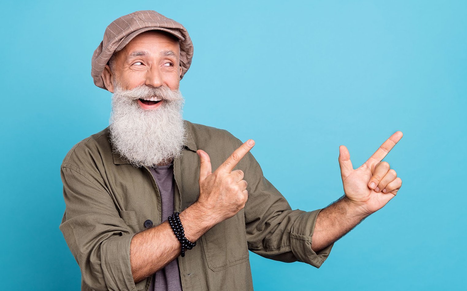 alter Mann mit weißem Bart macht eine coole Jugend-Geste