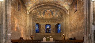 Romanische Kirche mit Malereien und Altar