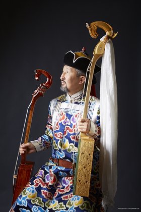 Mongole mit Pferdekopfgeige Mongole mit Pferdekopfgeige