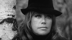 Die Chansonsängerin Hildegard Knef mit schwarzem Hut