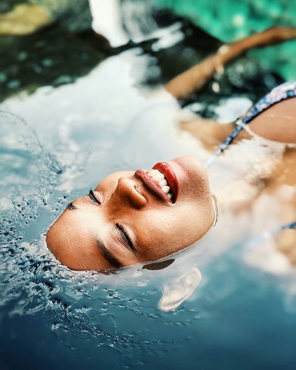 Wellness: Gesicht einer Frau, die im Wasser liegt