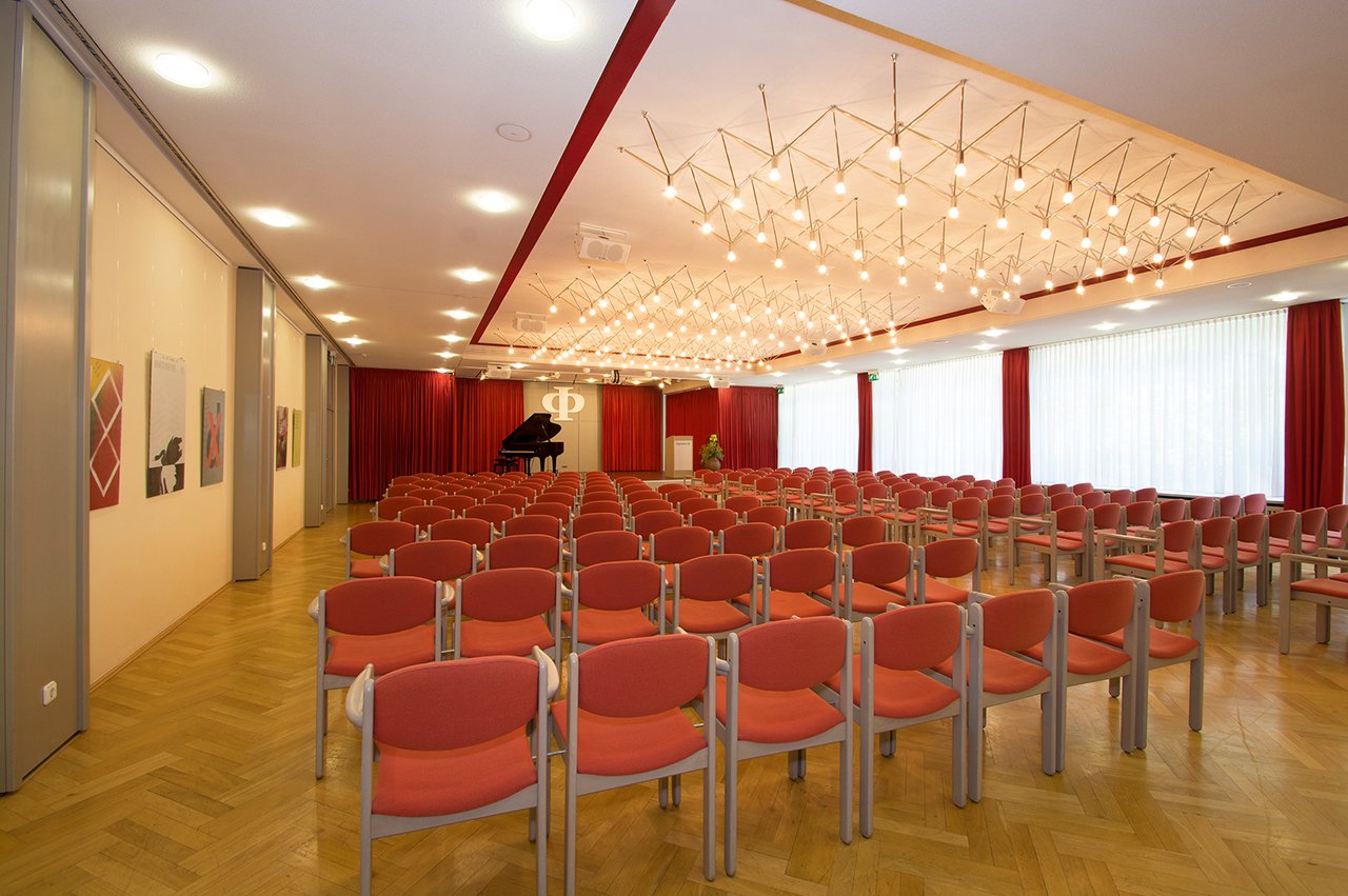 Im hauseigenen Theatersaal können Besucher viele Konzerte, Vorträge oder Filmvorführungen verfolgen.