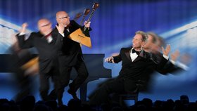 Zwei Männer in Anzügen mit Balalaika und am Klavier