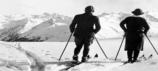 zwei Skifahrer in den Bergen zwei Skifahrer in den Bergen