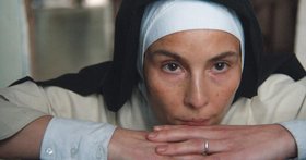 Filmszene denkende Mutter Teresa