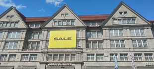 Der Oberpollinger mit einem großen "Sale"-Schild Häuser