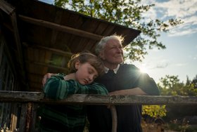 Großmutter und Enkelin in der Abendsonne