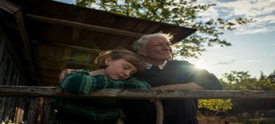 Großmutter und Enkelin in der Abendsonne
